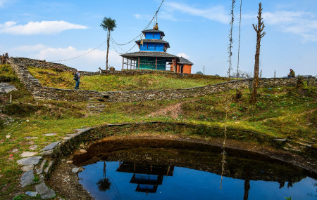 म्याग्दीको मंगला गाउँपालिका–५ तीनचुलेस्थित बराहतालमा सिद्ध बराहको प्रतिबिम्ब। तस्बिर: अमृत भादगाउँले